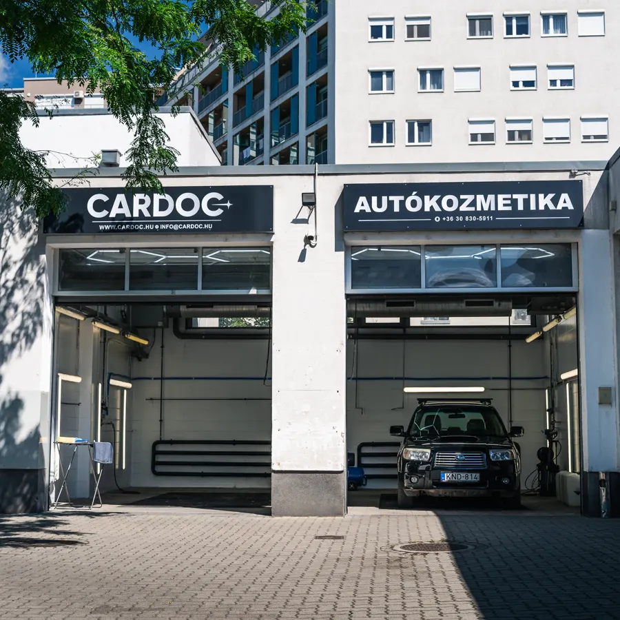A CARDOC autókozmetika bejárata a IX. kerületben, két mosóállással