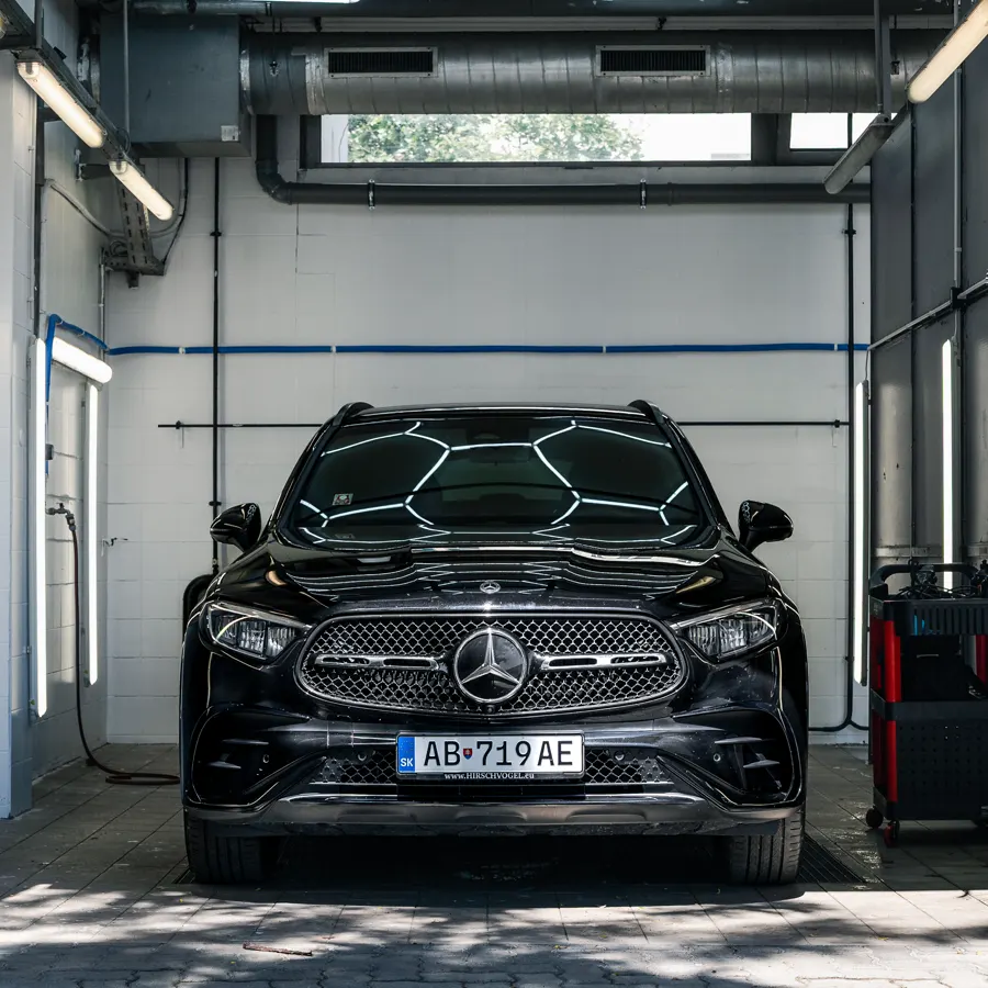 Fekete Mercedes GLC a mosóállásban, hexagon világítás alatt