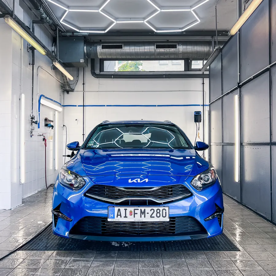 Kék Kia Ceed a CARDOC mosóállásában