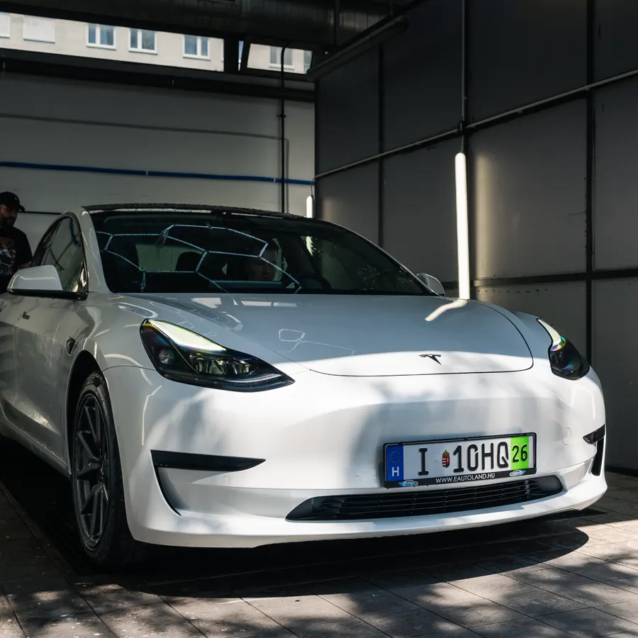 Fehér Tesla Model 3 a CARDOC mosóállásában