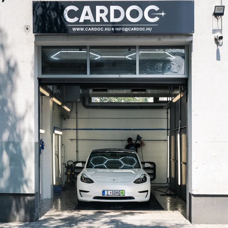 Fehér Tesla Model 3 a CARDOC portál alatt